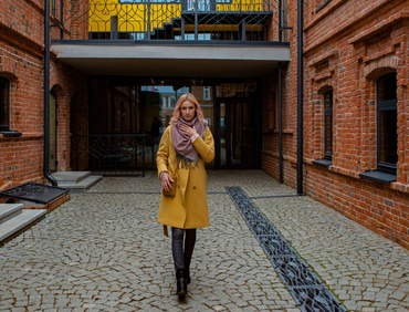 Płaszcz damski na lata. Jak dobrać fason, długość i materiał do codziennego życia? 