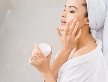 Naturalne kosmetyki do pielęgnacji twarzy – dlaczego to dobry wybór? Poznaj ich zalety