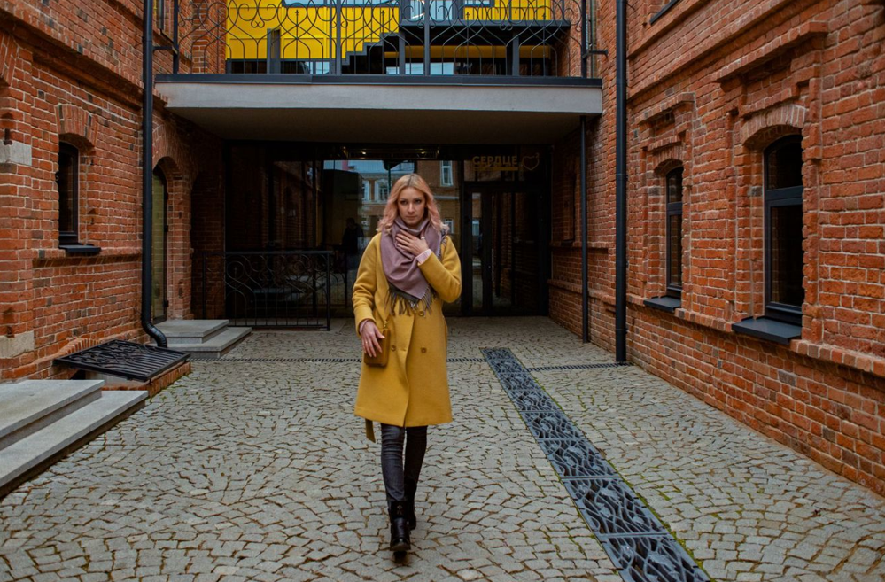 Płaszcz damski na lata. Jak dobrać fason, długość i materiał do codziennego życia? 