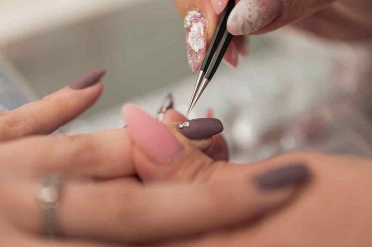  Manicure z cyrkoniami. Czy nadal jest w trendach?