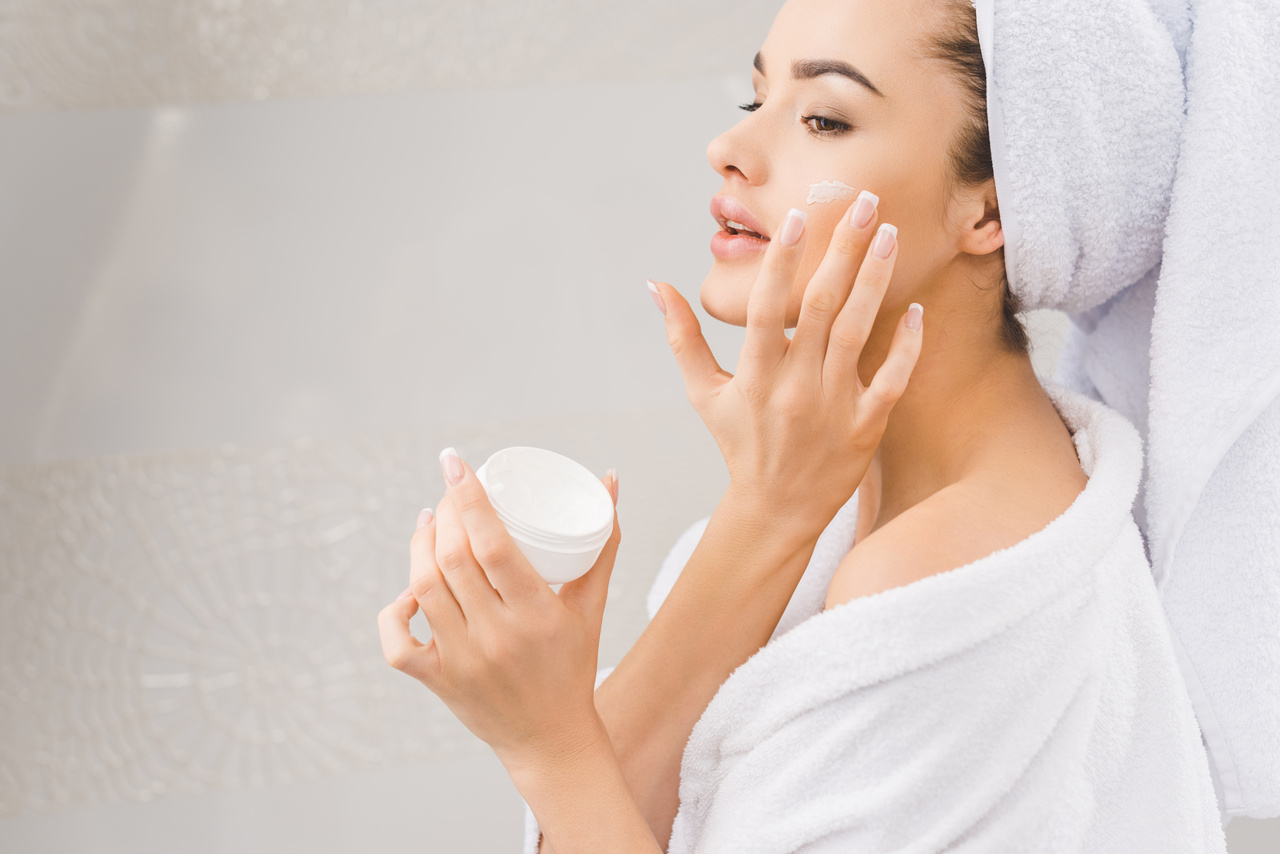 Naturalne kosmetyki do pielęgnacji twarzy – dlaczego to dobry wybór? Poznaj ich zalety