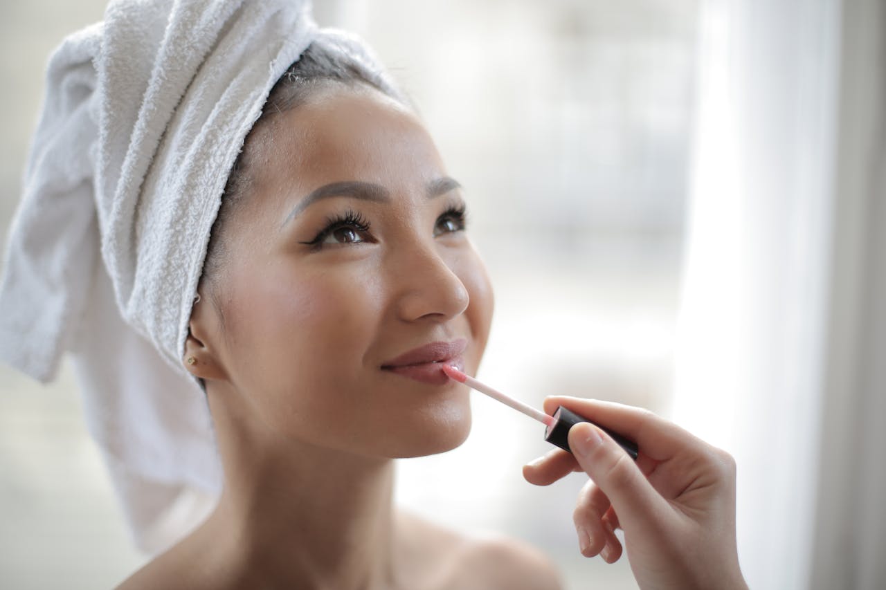 Substancje zapachowe w kosmetykach – skąd się biorą i jak działają