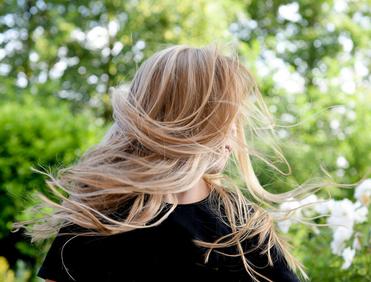 Jak skutecznie wspomagać porost włosów: przewodnik z wcierkami i innymi metodami 