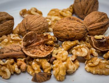 Dlaczego olej z orzecha włoskiego barwi włosy i skórę na kasztan – cała chemia juglonu, sklerojuglonin i pellicle