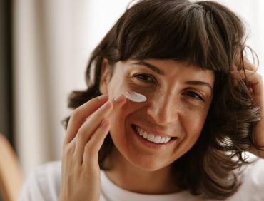 Kremy pod oczy – mały produkt o wielkiej mocy. Jak wybrać ten idealny i jak go stosować?