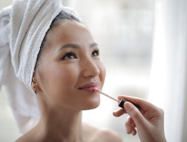 Substancje zapachowe w kosmetykach – skąd się biorą i jak działają