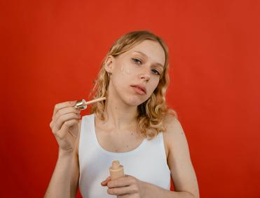 Dlaczego podkład się warzy i "ciastkuje" na twarzy? 5 błędów w pielęgnacji