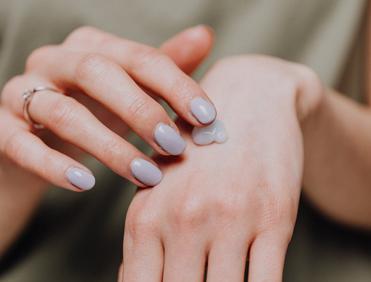 Pielęgnacja skóry zimą – jak wybrać kosmetyki dopasowane do jej potrzeb?