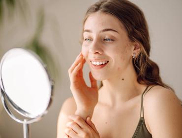 Najlepsze dermokosmetyki do cery wrażliwej – czego szukać w składzie?